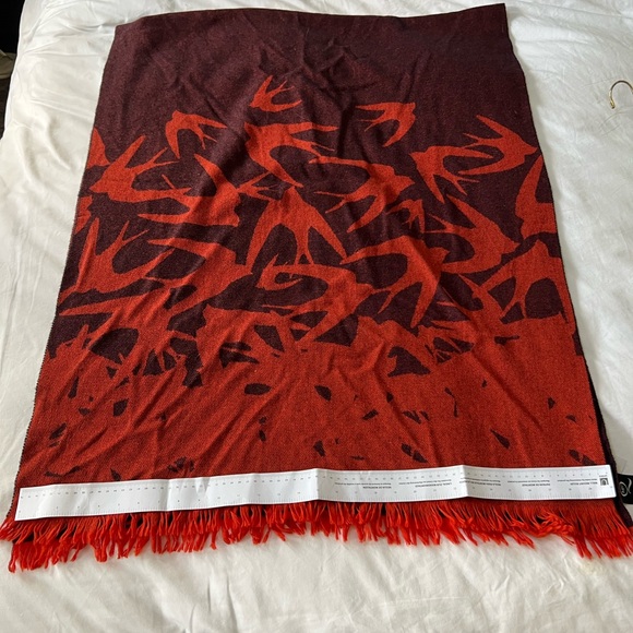 Alexander McQueen iconic wrap - Picture 5 of 5